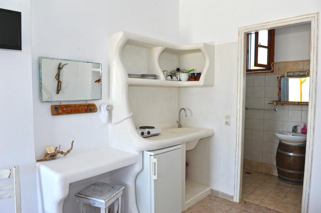 Margaritari Studios Milos Adamantas  Bilik gambar